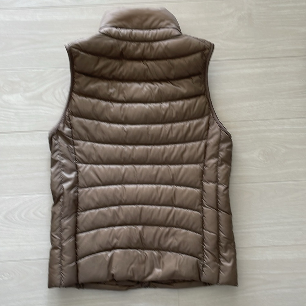 Set/4 Uniqlo Puffer Vests - Picture 7 of 16